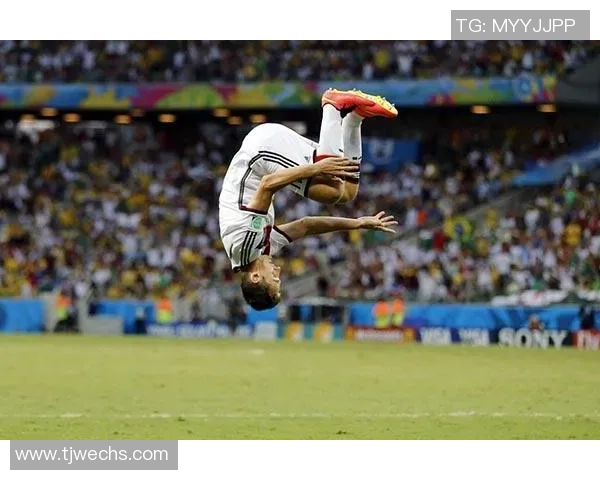 足球明星华丽后空翻进球瞬间引爆全场观众热情与欢呼声 足球明星华丽后空翻进球瞬间引爆全场观众热情与欢呼声