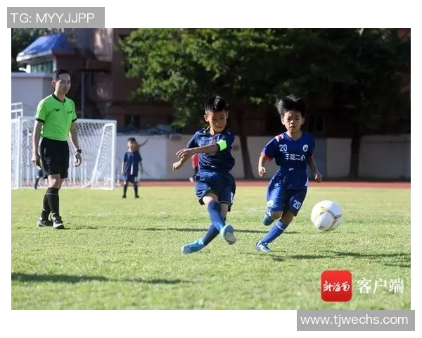 足球明星在绿茵场上挥洒汗水的精彩瞬间与技艺展示 足球明星在绿茵场上挥洒汗水的精彩瞬间与技艺展示