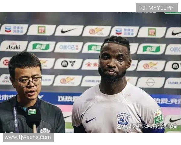 足球明星大个子如何在绿茵场上展现力量与技巧的完美结合 足球明星大个子如何在绿茵场上展现力量与技巧的完美结合