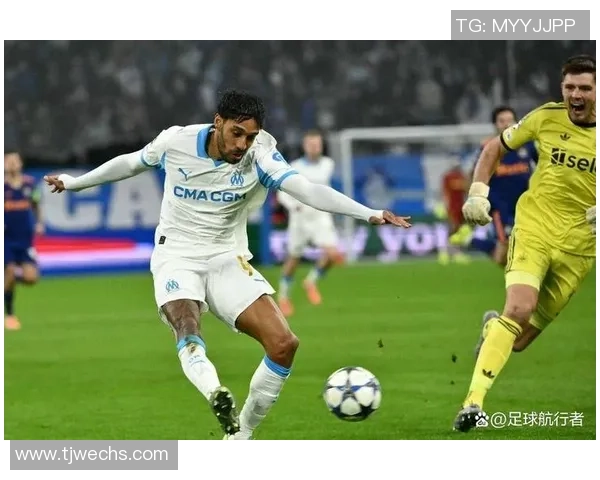 足球明星在赛场上的失误瞬间与背后的故事揭秘 足球明星在赛场上的失误瞬间与背后的故事揭秘