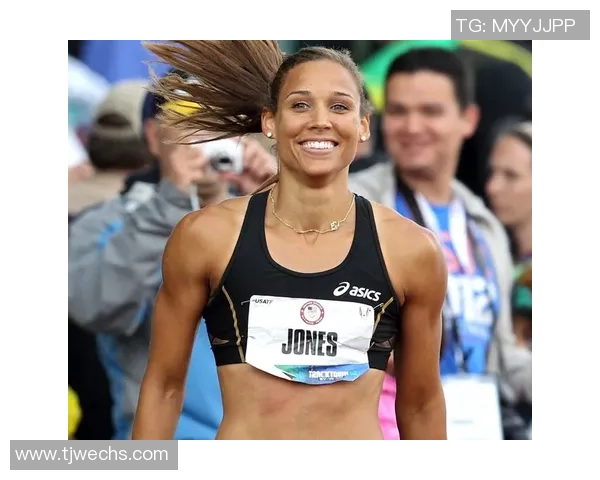 足球明星戴针织帽展现时尚风采与运动魅力的完美结合