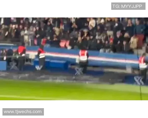 足球明星意外摔倒瞬间曝光引发热议网友热议背后故事与精彩瞬间 足球明星意外摔倒瞬间曝光引发热议网友热议背后故事与精彩瞬间