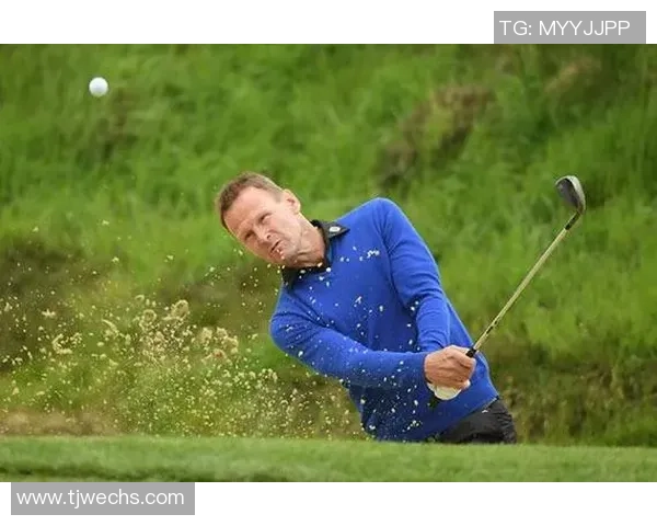 足球明星挥杆瞬间集锦展现运动魅力与风采的精彩图片