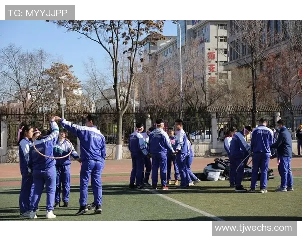 足球明星激情瞬间高清出汗照片展现运动魅力与奋斗精神